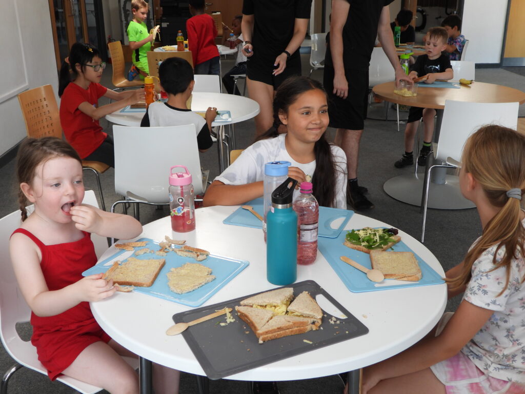 Children eating sandwiches